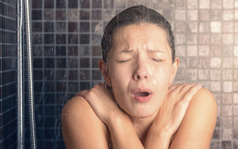 Tắm nước lạnh mùa đông gây ảnh hưởng sức khỏe