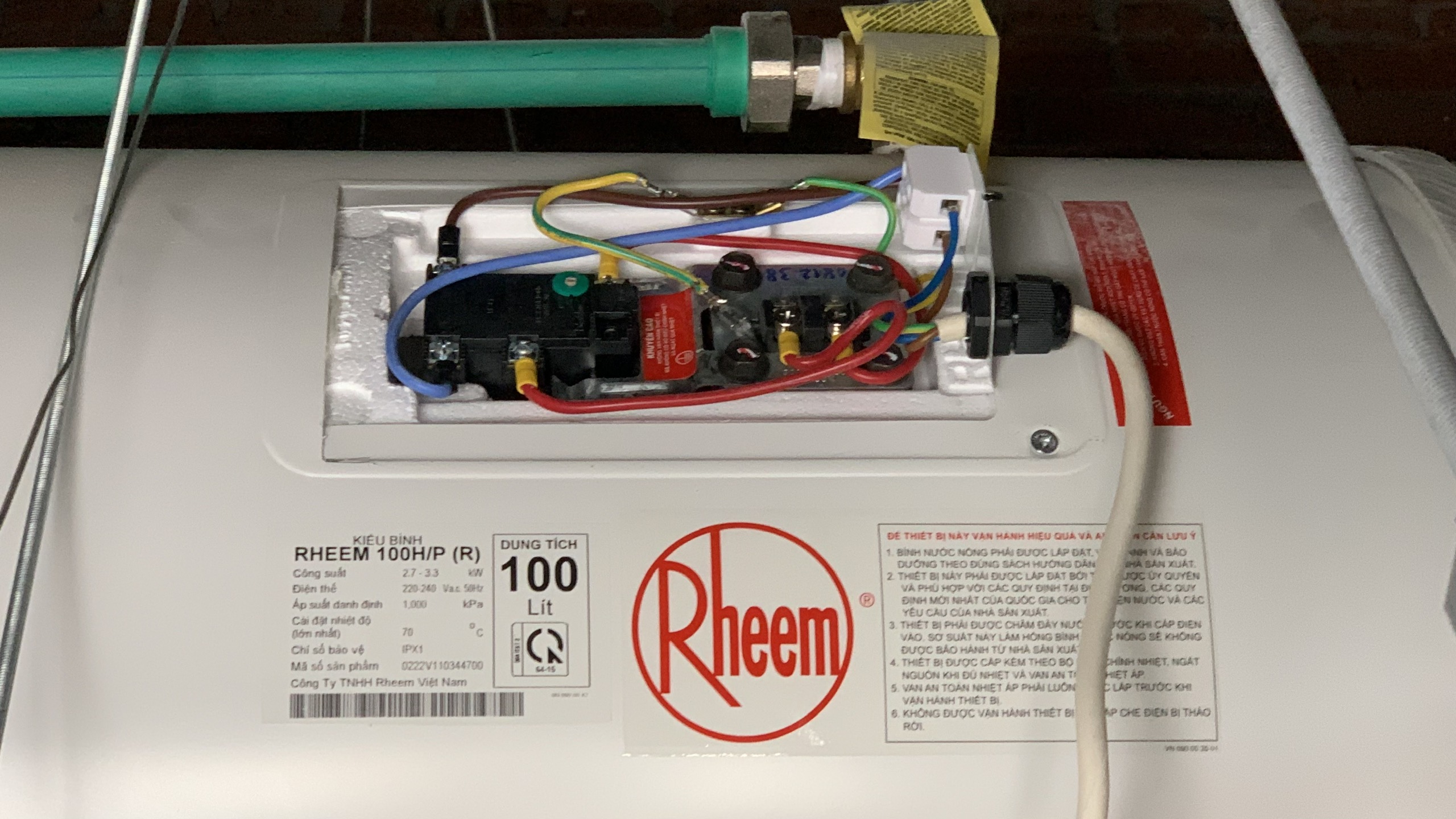 Máy nước nóng gián tiếp của Rheem được lắp đặt dây điện