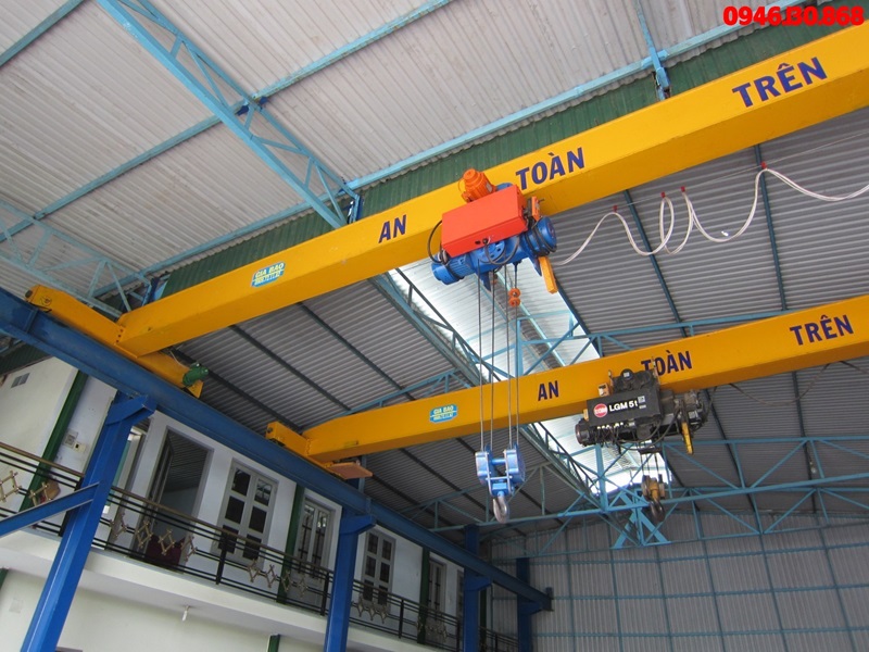 Cổng trục là thiết bị chuyên dùng để chuyên dùng để nâng hạ, di chuyển hàng hóa